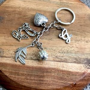 🖤GUESS charms keychain